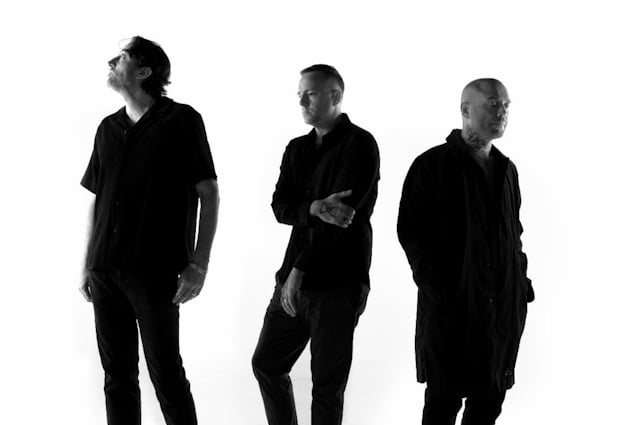 Вокалист MY CHEMICAL ROMANCE в новом видео HELD.