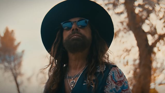 Почему JOHN CORABI называют Crabby?