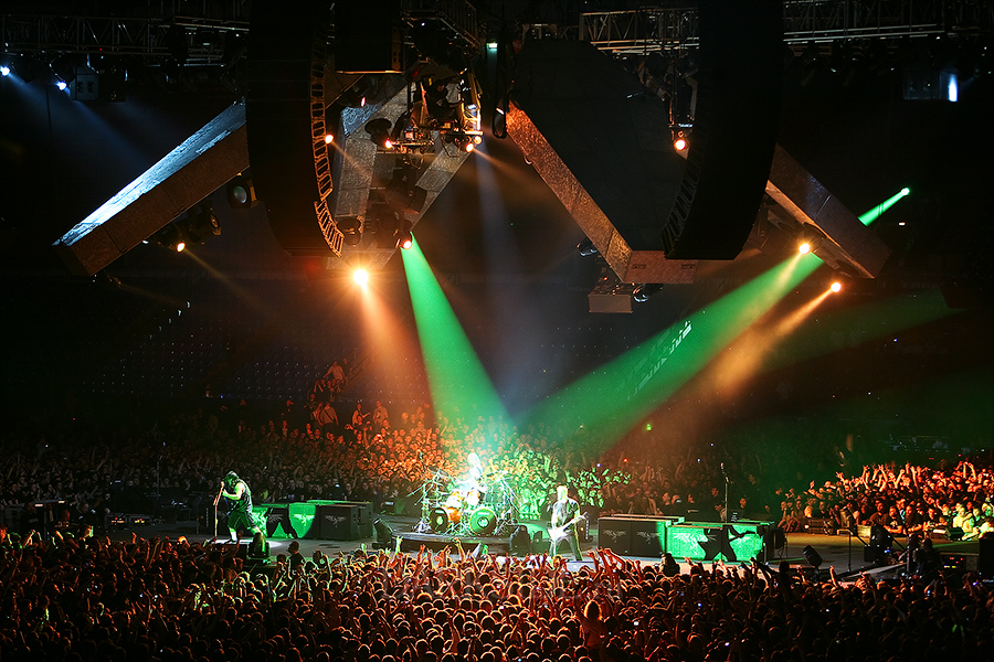 Рок и металл концерты в москве. Metallica концерт. Концертная площадка металлика. Metallica фото с концертов. Монтаж концерта.