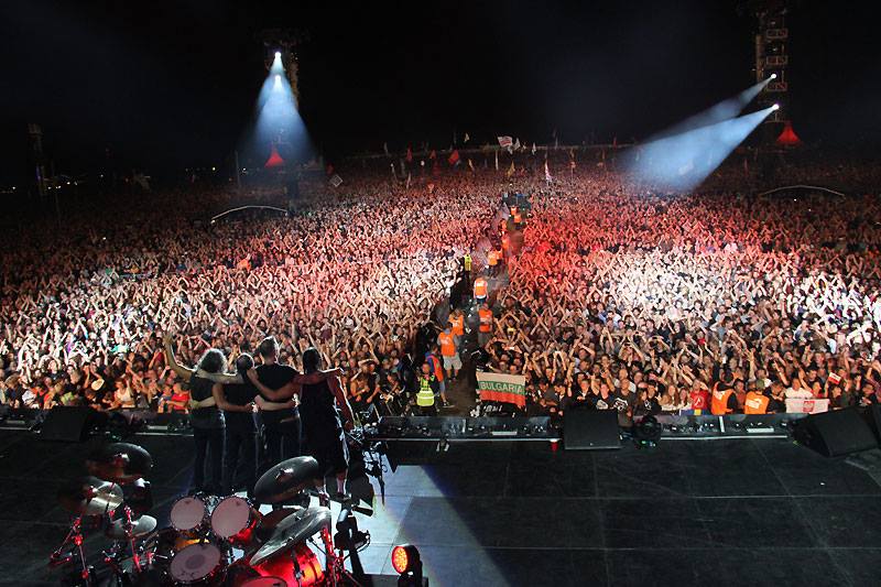 Проходил рок концерт. Металлика Эстетика концерт. Metallica Live 2013. Metallica концерт. Рок-сцена.