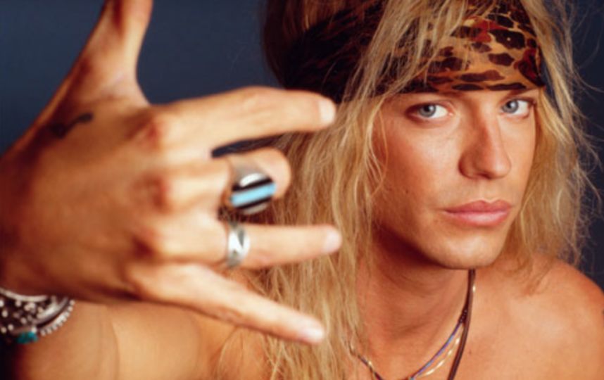 Watch BRET MICHAELS Perform POISON Classics At Orlando Hotel Lobby